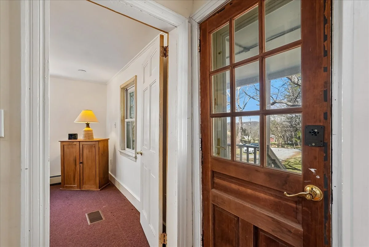 21-samantha-bard-13064-furnace-mountain-rd-entry-wood-glass-door-lovettsville-va-20180.jpg