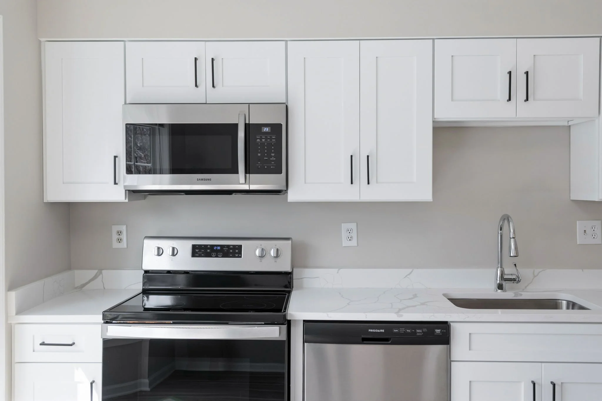 52-samantha-bard-4445-holly-ave-kitchen-appliances-quartz-detail-fairfax-va-22030.jpg