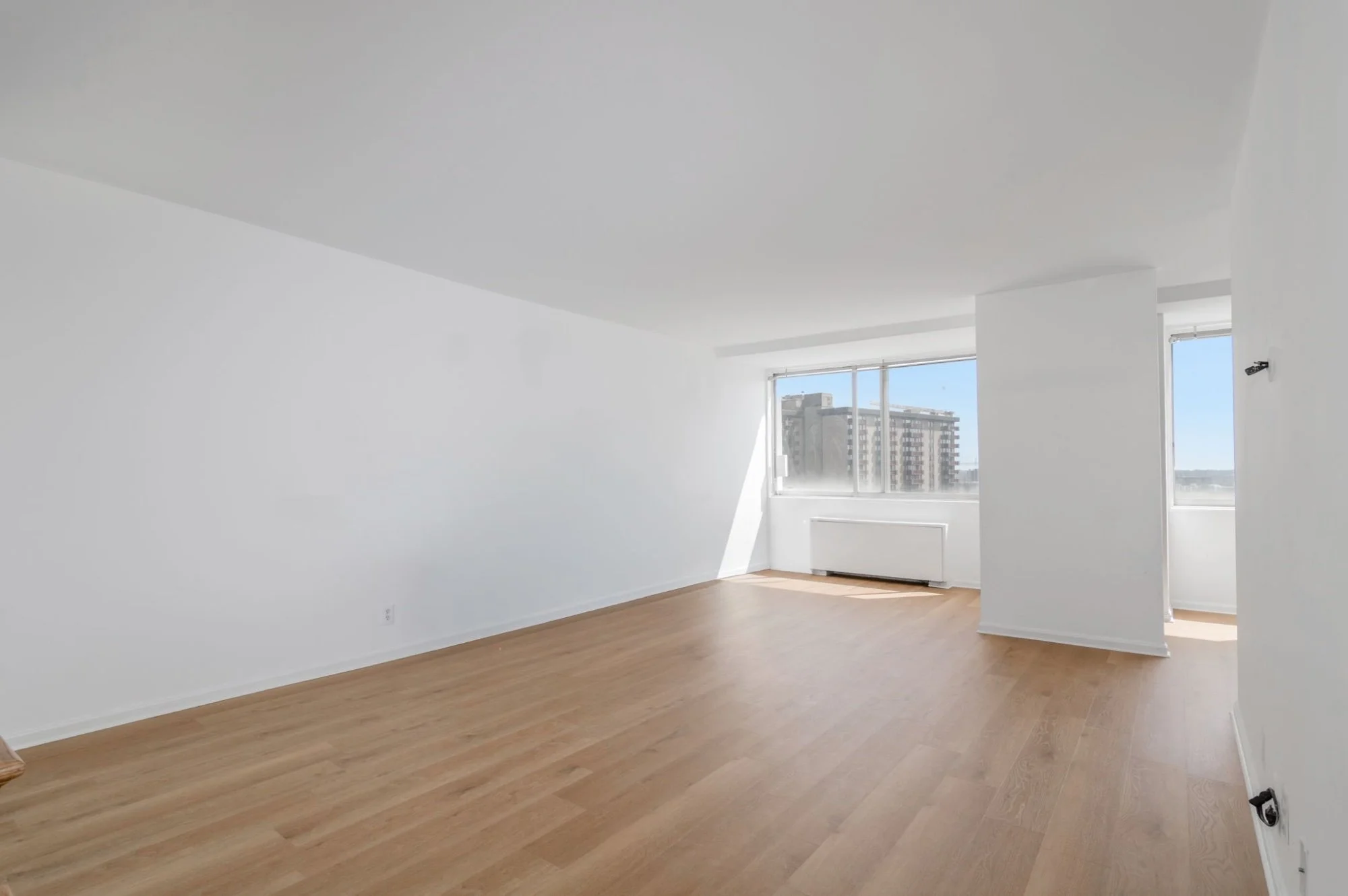 05-samantha-bard-301-n-beauregard-st-unit-902-living-room-city-views-alexandria-va-22312.jpg