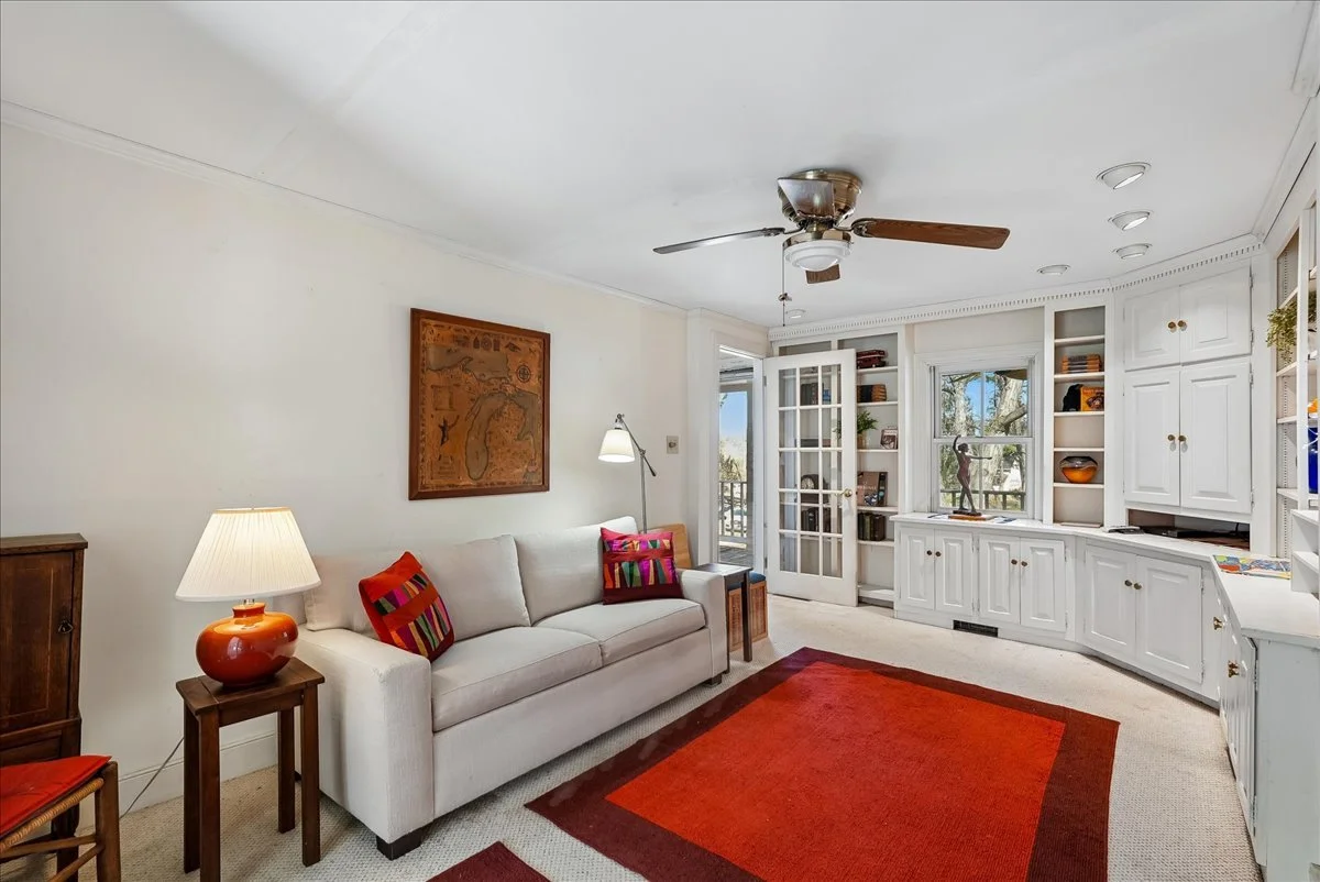 38-samantha-bard-13064-furnace-mountain-rd-family-room-built-ins-lovettsville-va-20180.jpg