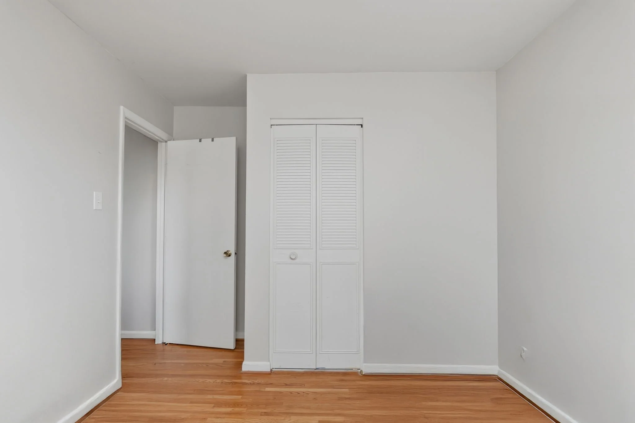 23-samantha-bard-13703-penwith-ct-bedroom-three-closet-wall-hardwood-chantilly-va-20151.jpg