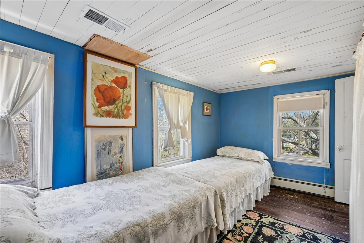 53-samantha-bard-13064-furnace-mountain-rd-bedroom-two-shiplap-ceiling-lovettsville-va-20180.jpg