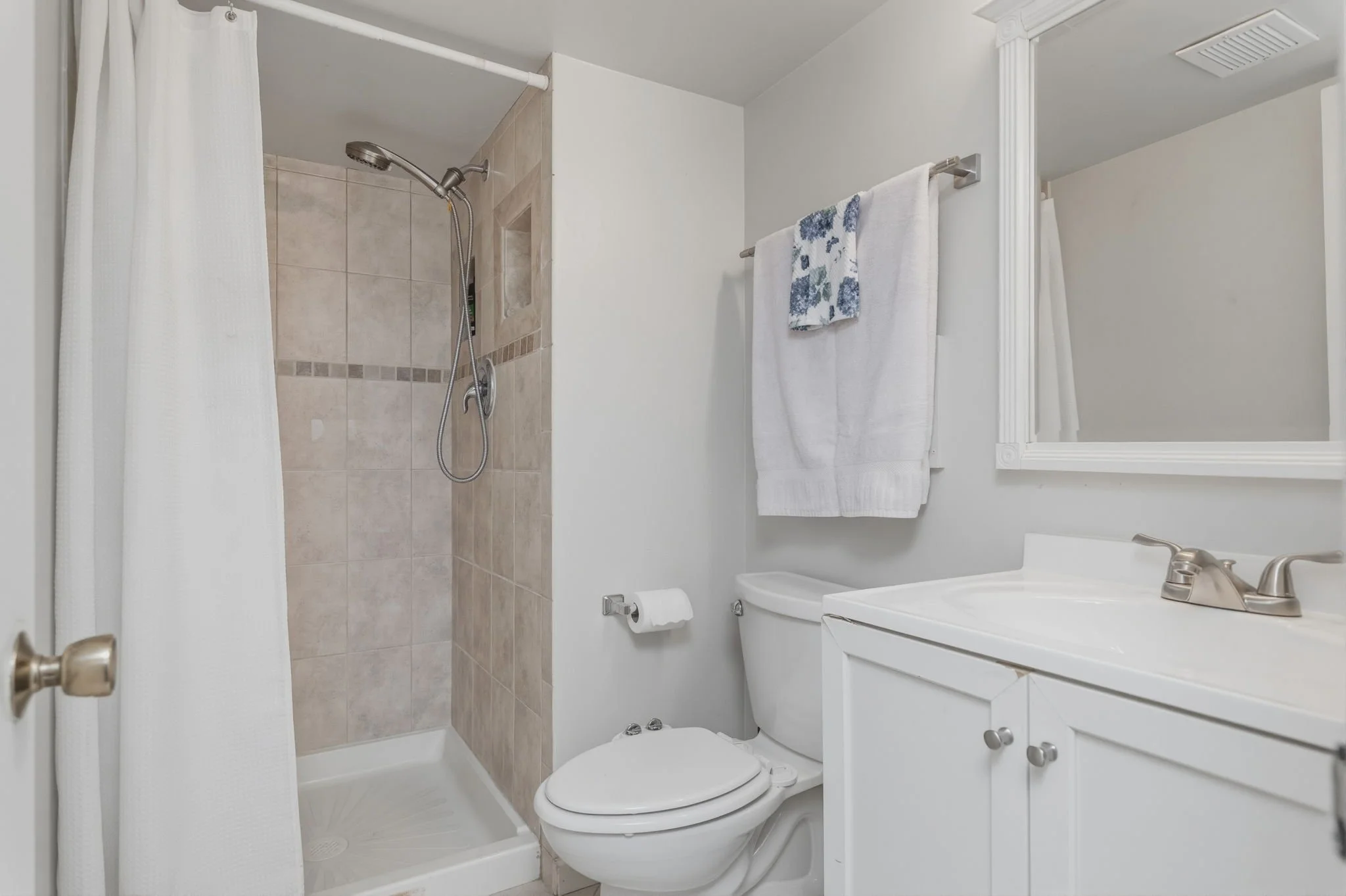 32-samantha-bard-13703-penwith-ct-lower-level-bath-tiled-shower-white-vanity-chantilly-va-20151.jpg