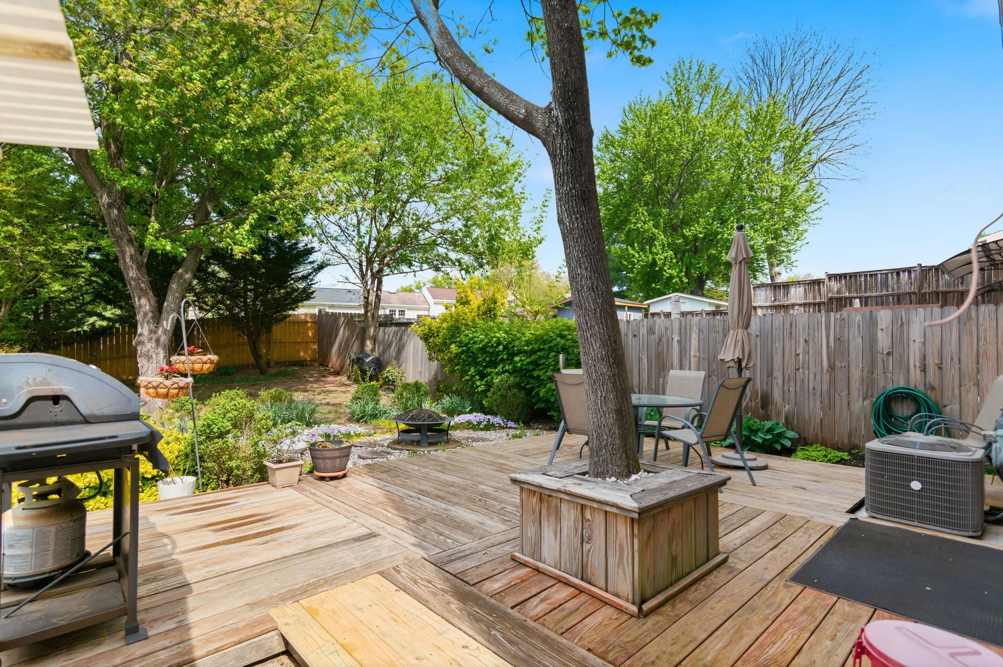 36-samantha-bard-13703-penwith-ct-back-deck-wood-grill-landscaped-yard-chantilly-va-20151.jpg
