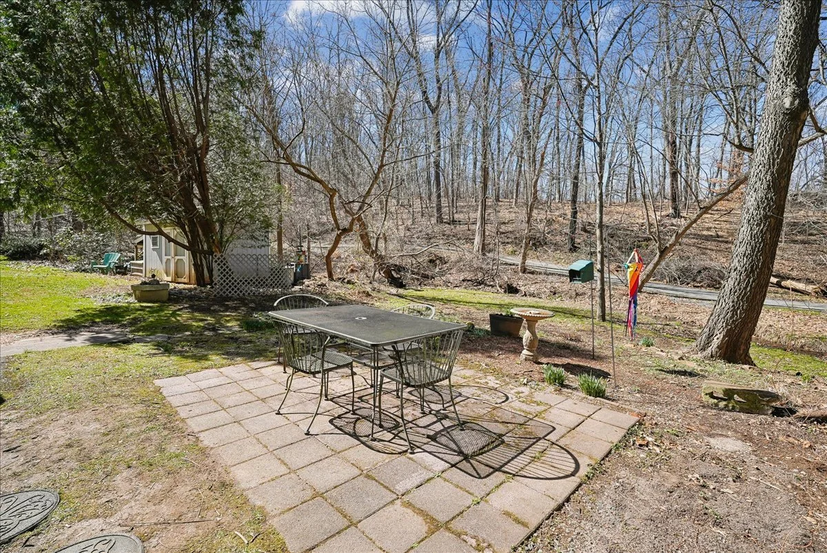 15-samantha-bard-13064-furnace-mountain-rd-patio-dining-set-lovettsville-va-20180.jpg