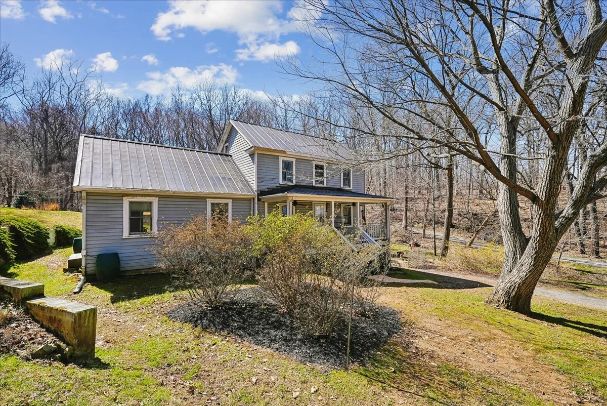 03-samantha-bard-13064-furnace-mountain-rd-front-exterior-metal-roof-lovettsville-va-20180.jpg