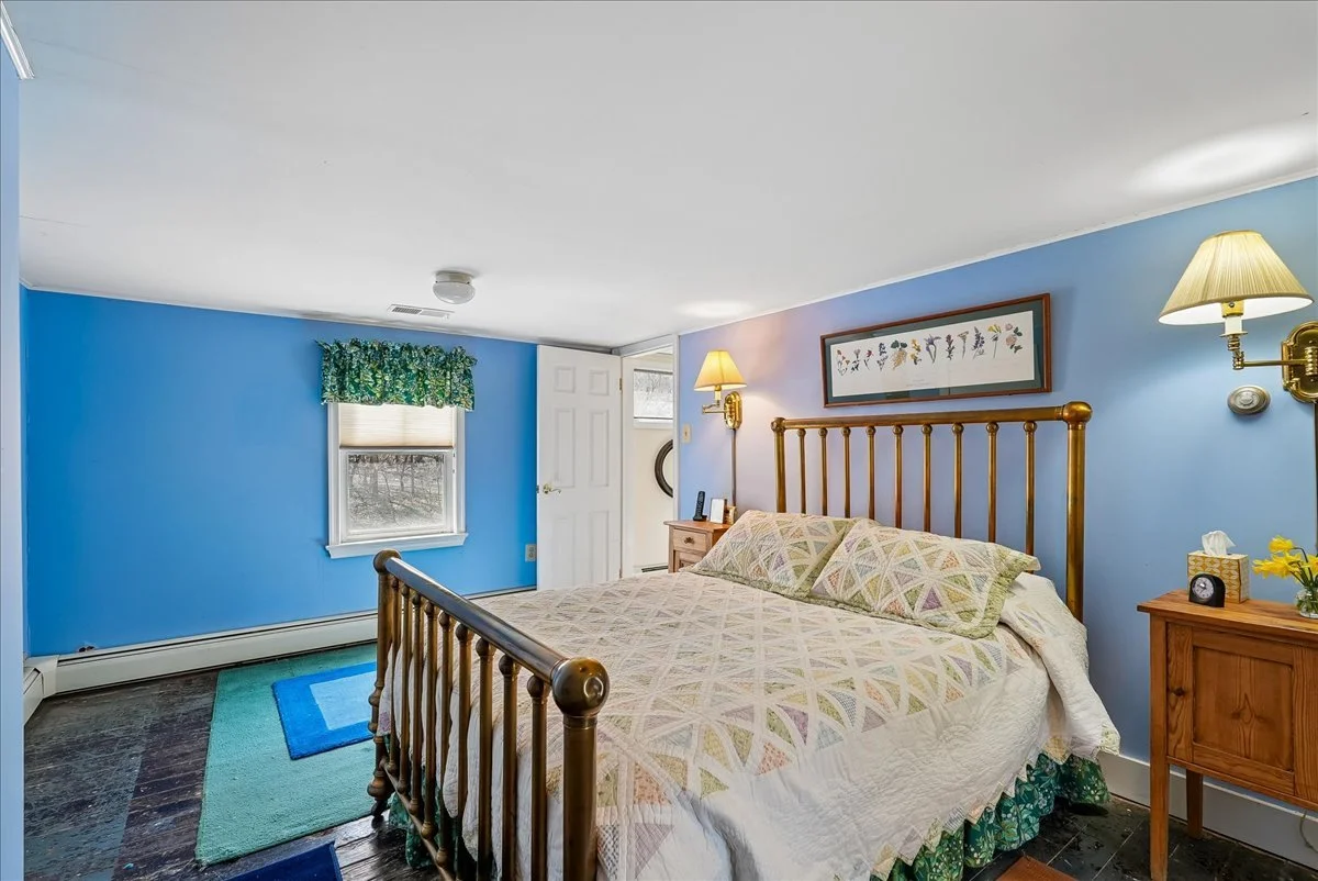 49-samantha-bard-13064-furnace-mountain-rd-primary-bedroom-blue-walls-lovettsville-va-20180.jpg