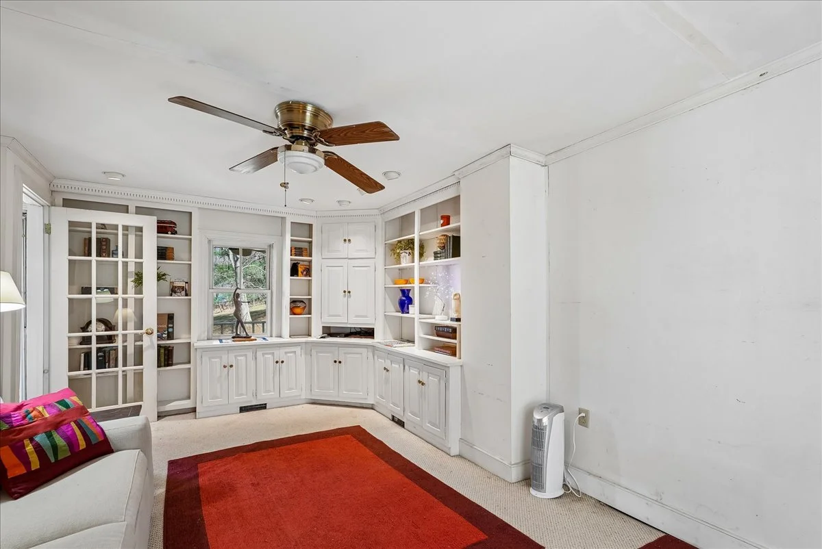 39-samantha-bard-13064-furnace-mountain-rd-family-room-corner-built-ins-lovettsville-va-20180.jpg