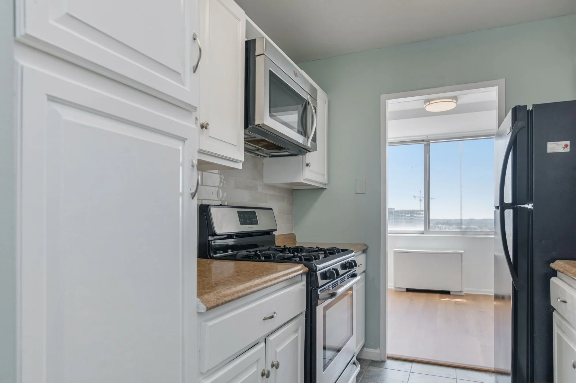 17-samantha-bard-301-n-beauregard-st-unit-902-kitchen-cabinets-range-view-alexandria-va-22312.jpg