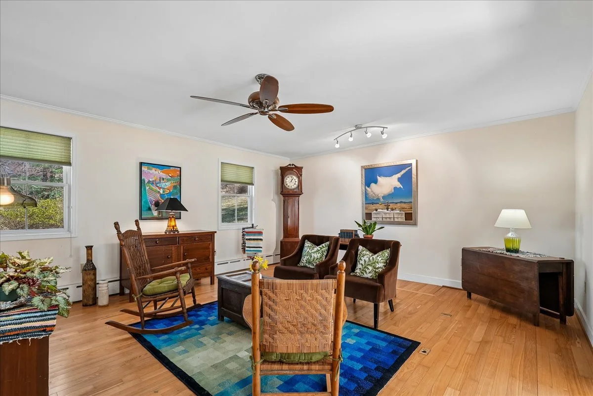 23-samantha-bard-13064-furnace-mountain-rd-living-room-crown-molding-lovettsville-va-20180.jpg
