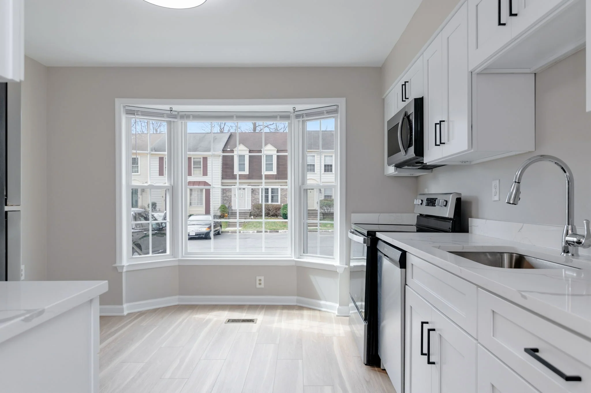 17-samantha-bard-4445-holly-ave-kitchen-bay-window-eating-area-fairfax-va-22030.jpg