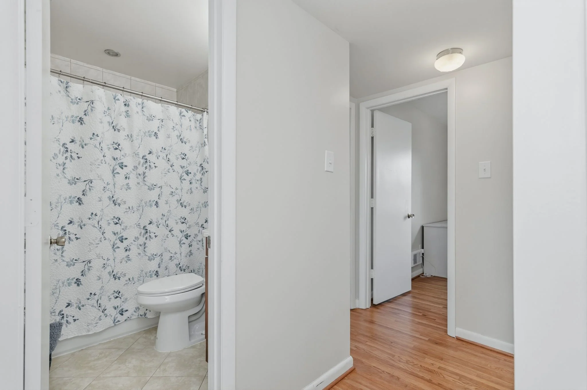 26-samantha-bard-13703-penwith-ct-hall-bath-entry-laundry-hallway-chantilly-va-20151.jpg
