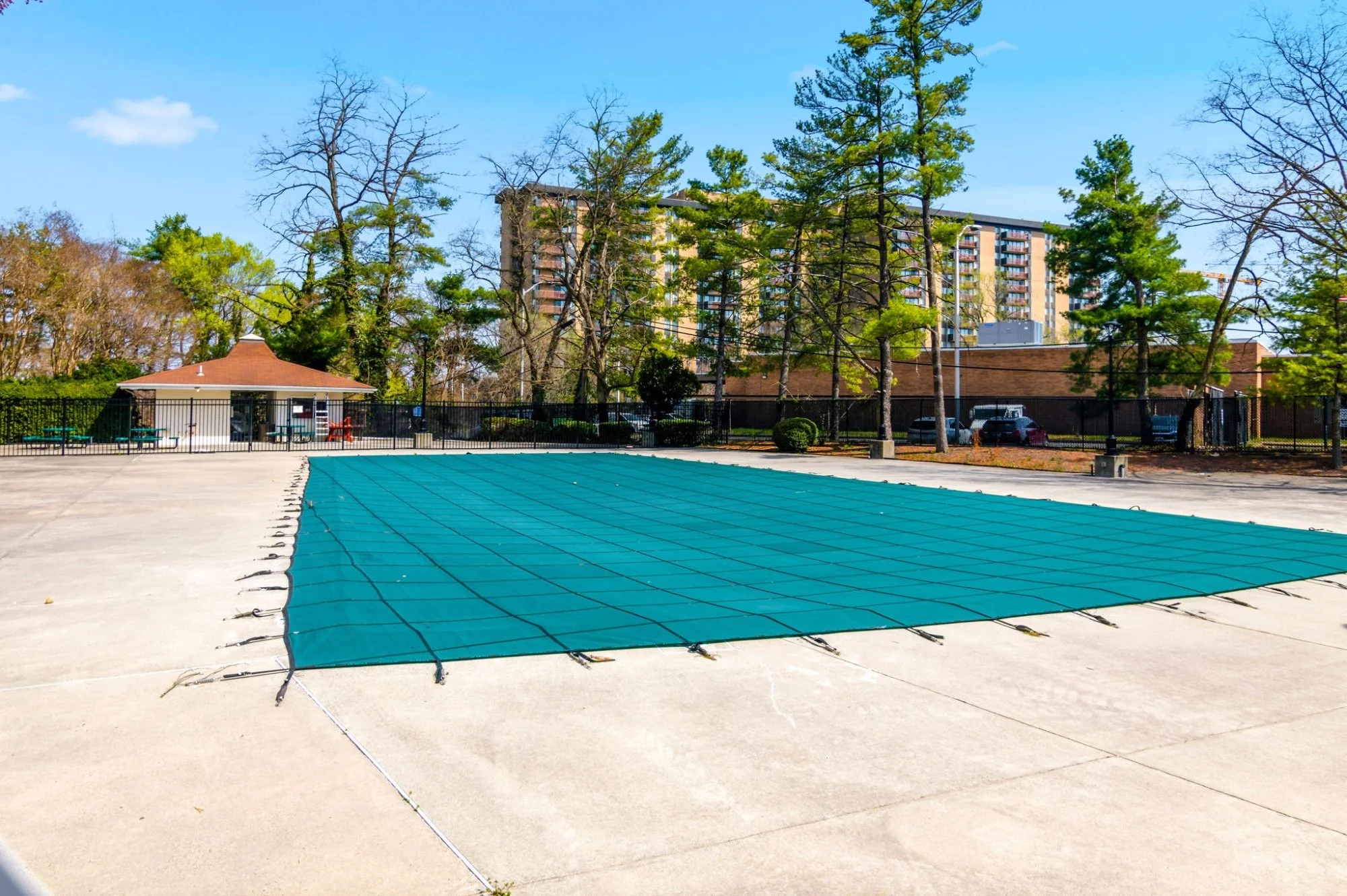 35-samantha-bard-301-n-beauregard-st-unit-902-building-outdoor-pool-deck-alexandria-va-22312.jpg