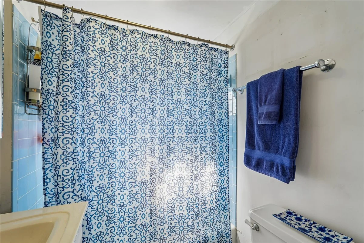 55-samantha-bard-13064-furnace-mountain-rd-primary-bath-tub-shower-lovettsville-va-20180.jpg