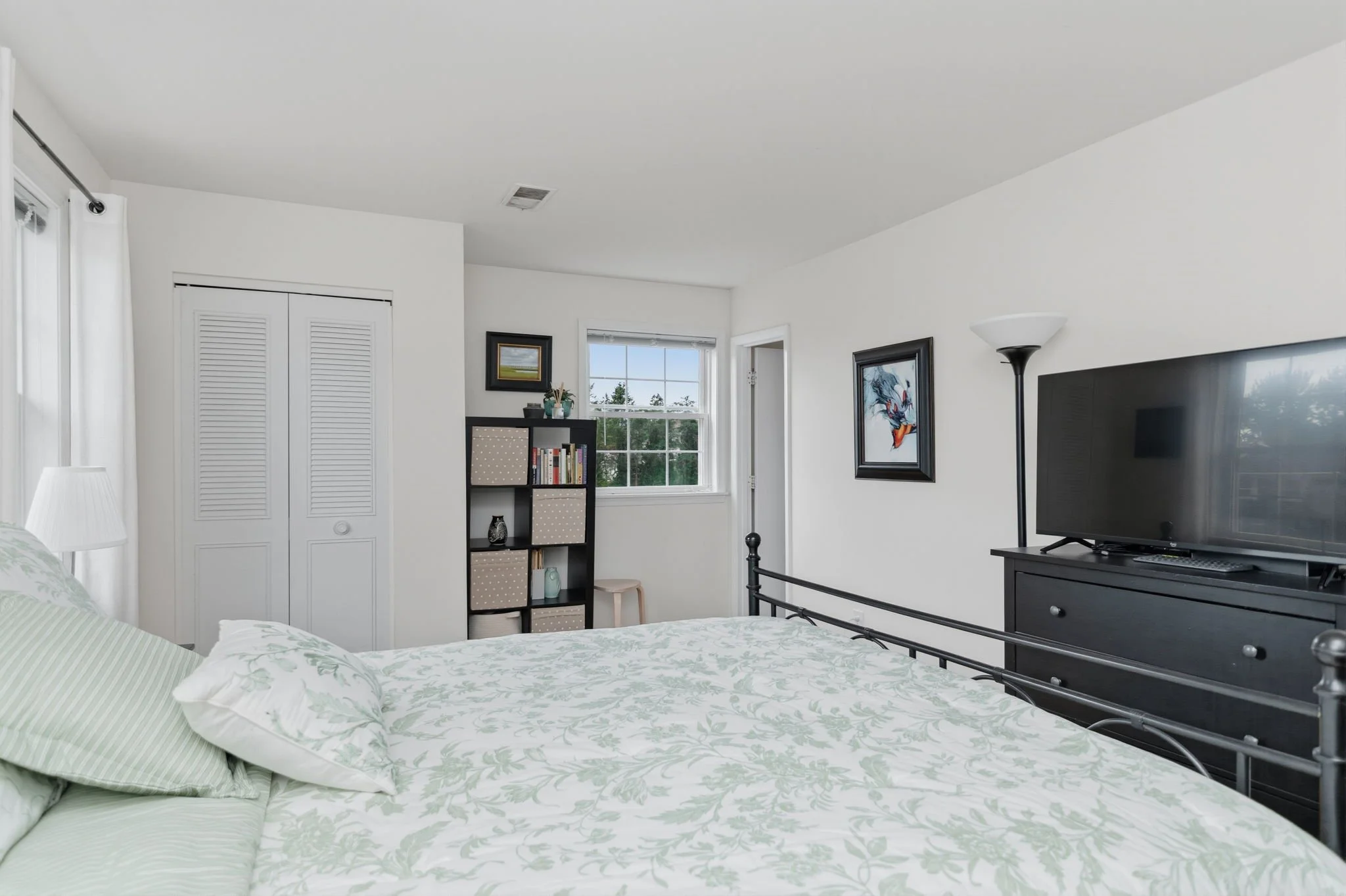 17-samantha-bard-13703-penwith-ct-primary-bedroom-closet-window-view-chantilly-va-20151.jpg