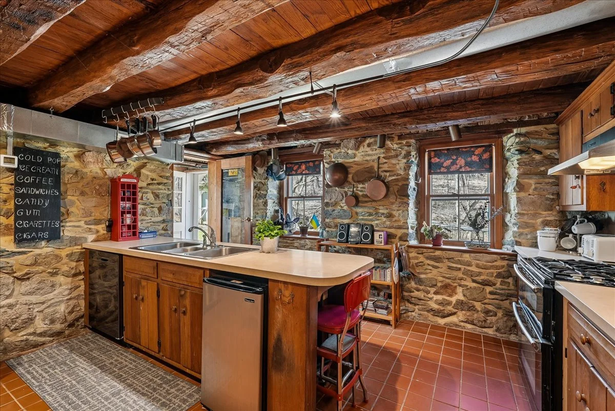 29-samantha-bard-13064-furnace-mountain-rd-kitchen-stone-walls-tile-lovettsville-va-20180.jpg