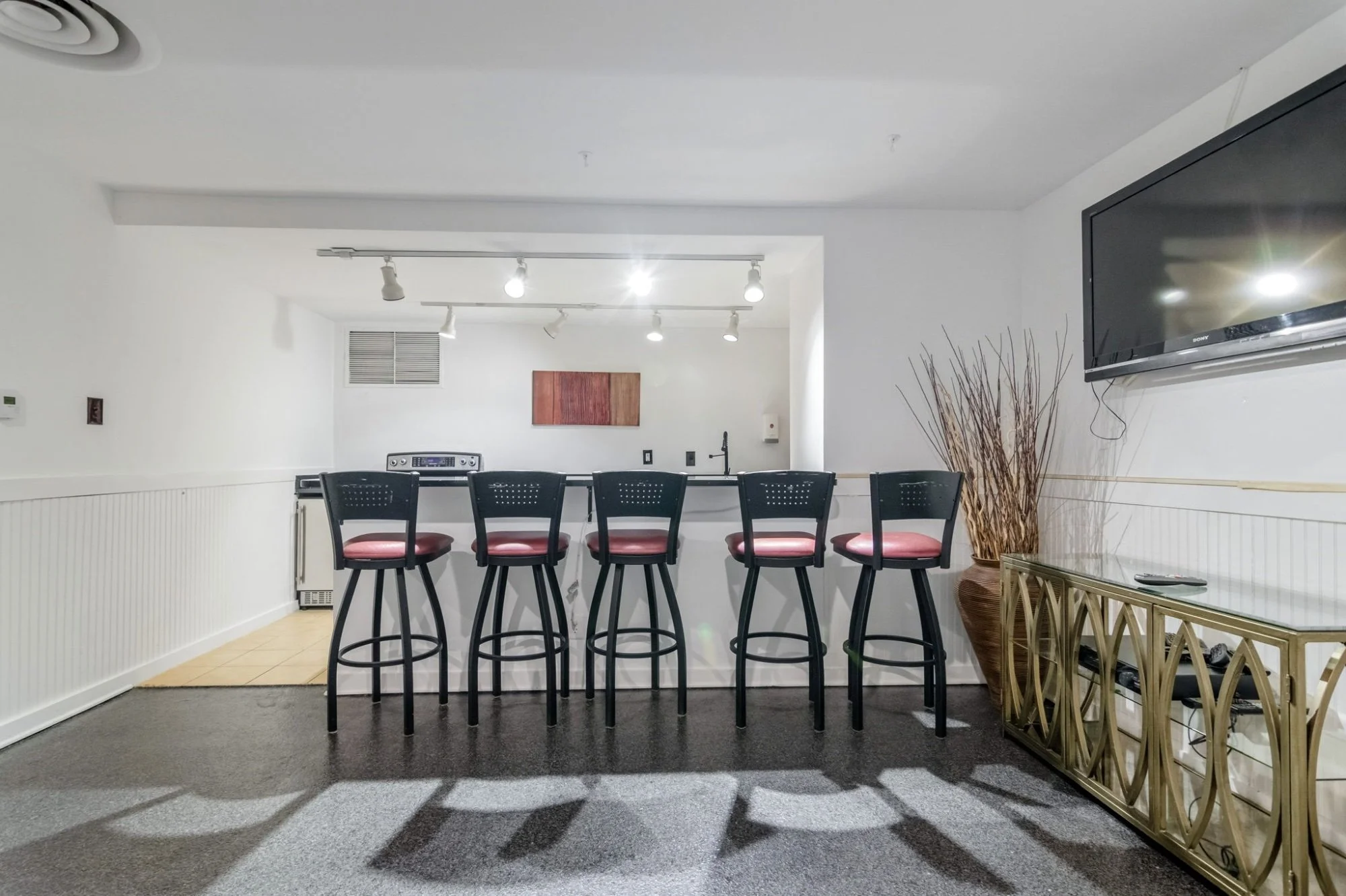 43-samantha-bard-301-n-beauregard-st-unit-902-building-party-room-bar-tv-alexandria-va-22312.jpg