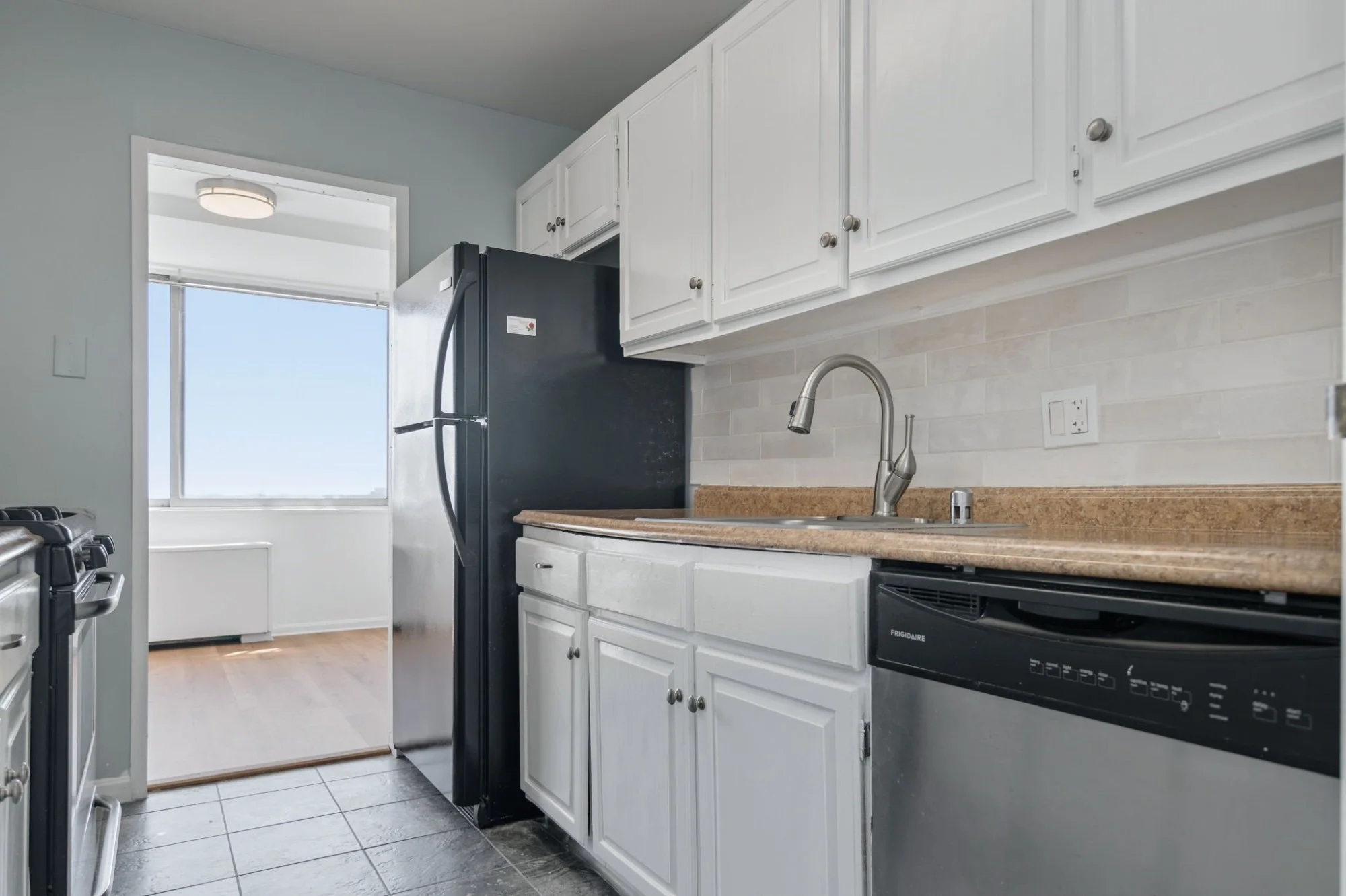 18-samantha-bard-301-n-beauregard-st-unit-902-kitchen-sink-subway-tile-alexandria-va-22312.jpg