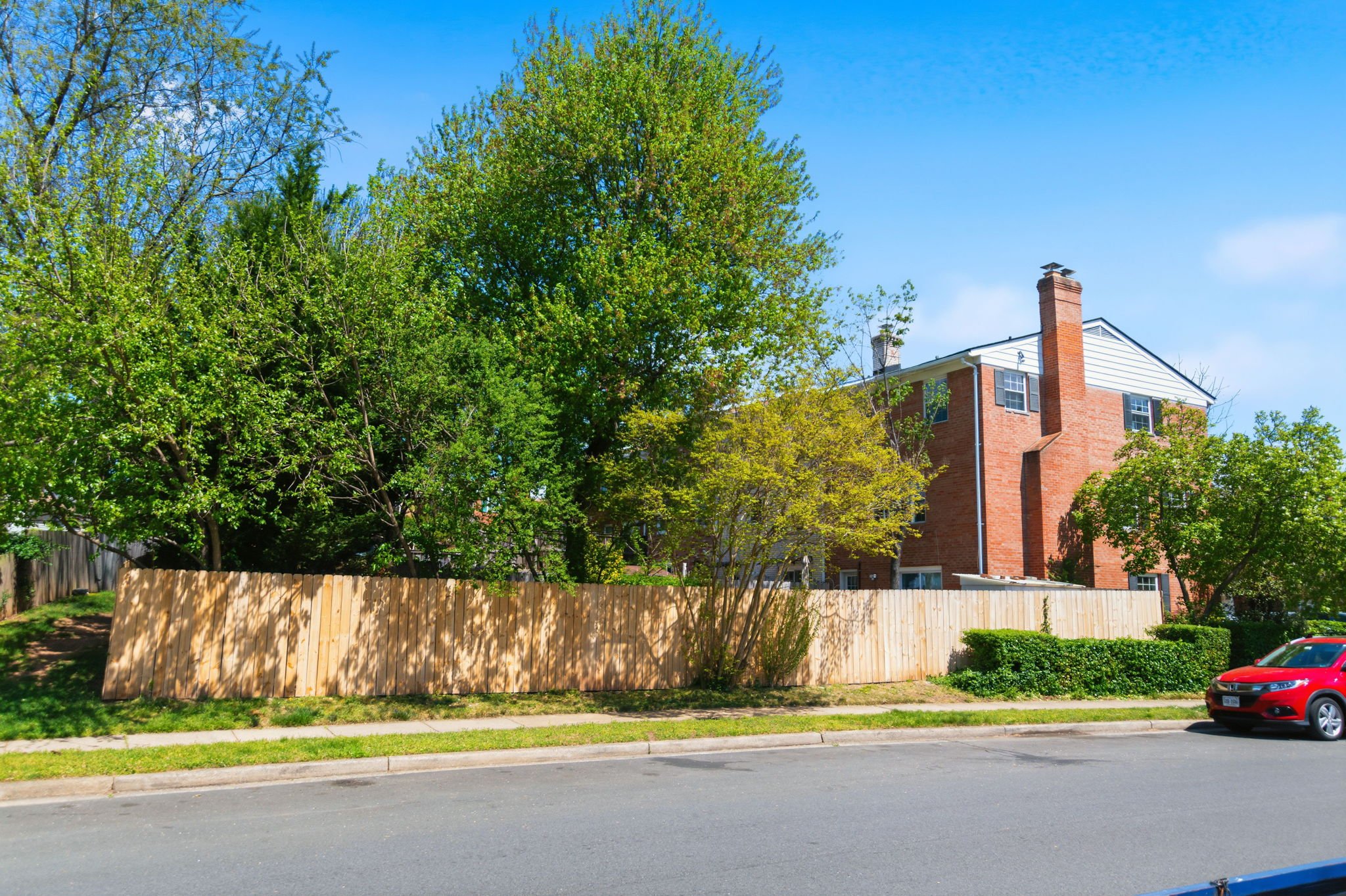 44-samantha-bard-13703-penwith-ct-side-exterior-fence-mature-landscaping-chantilly-va-20151.jpg