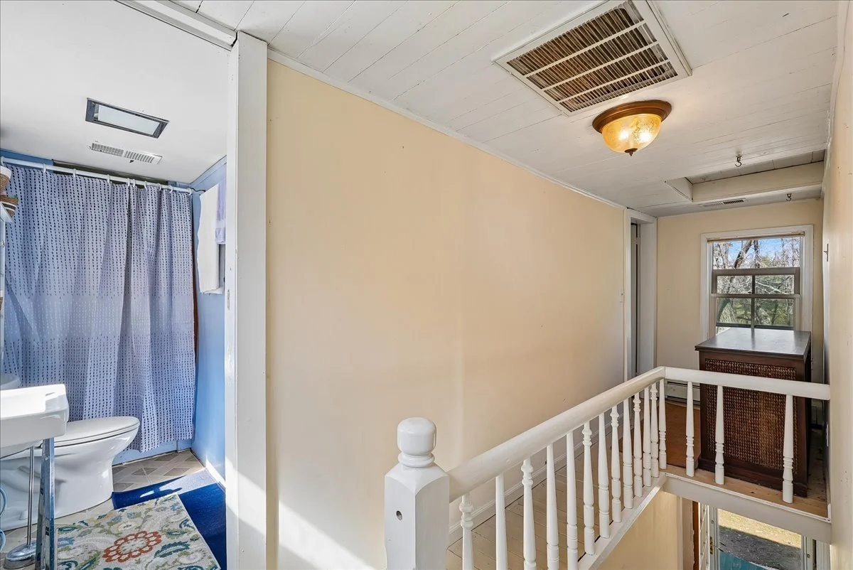 46-samantha-bard-13064-furnace-mountain-rd-upper-hall-staircase-landing-lovettsville-va-20180.jpg