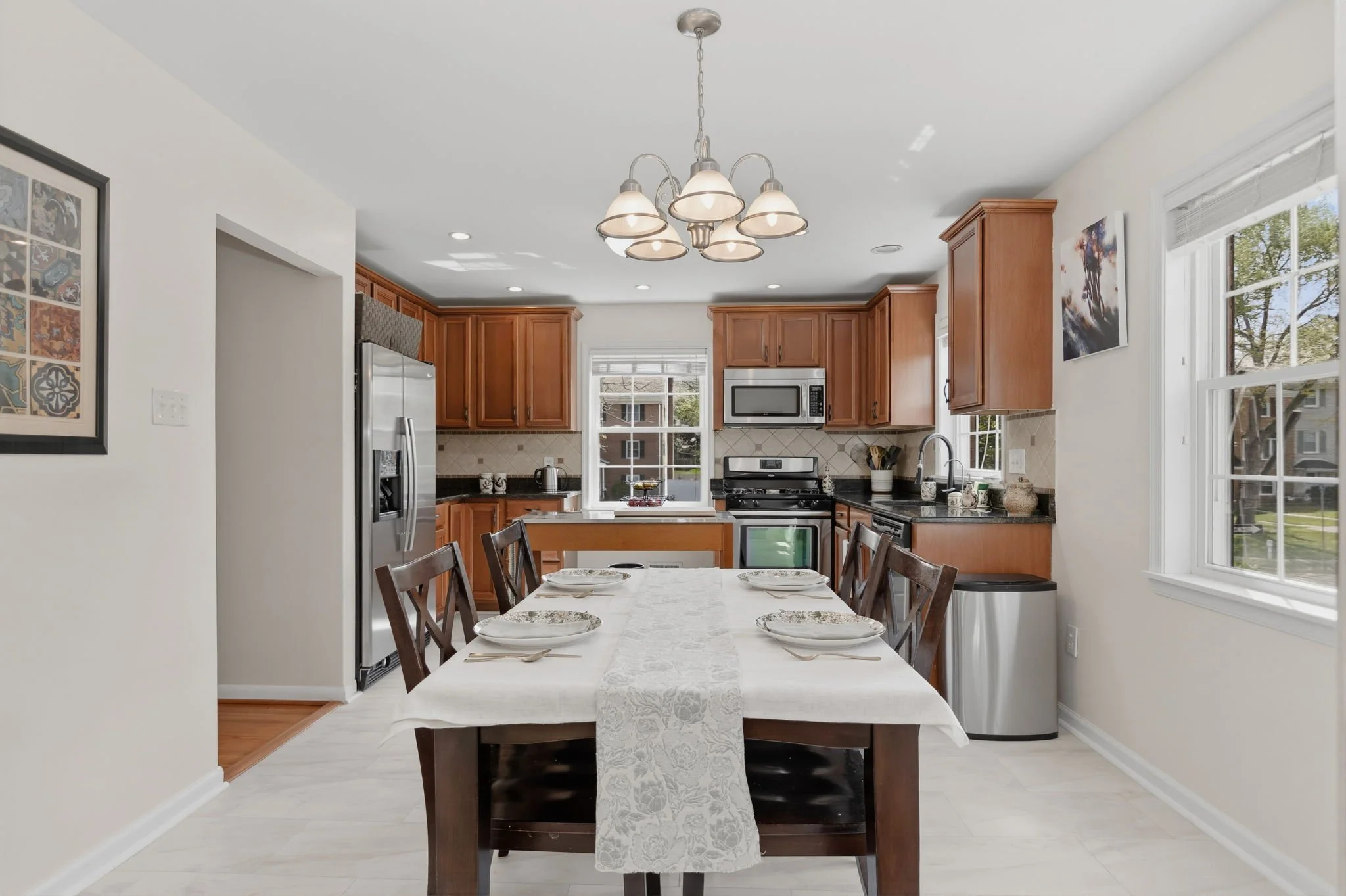 07-samantha-bard-13703-penwith-ct-eat-in-kitchen-dining-chandelier-chantilly-va-20151.jpg