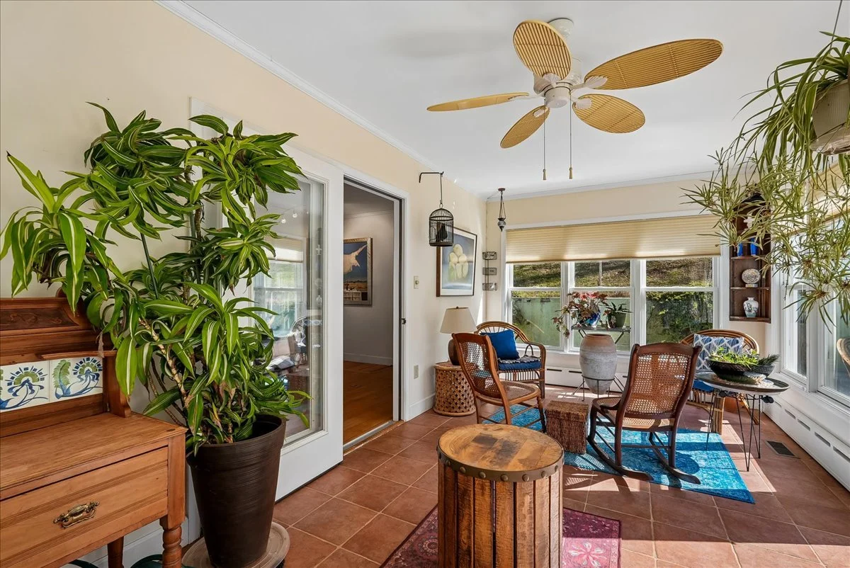 33-samantha-bard-13064-furnace-mountain-rd-sunroom-abundant-windows-lovettsville-va-20180.jpg