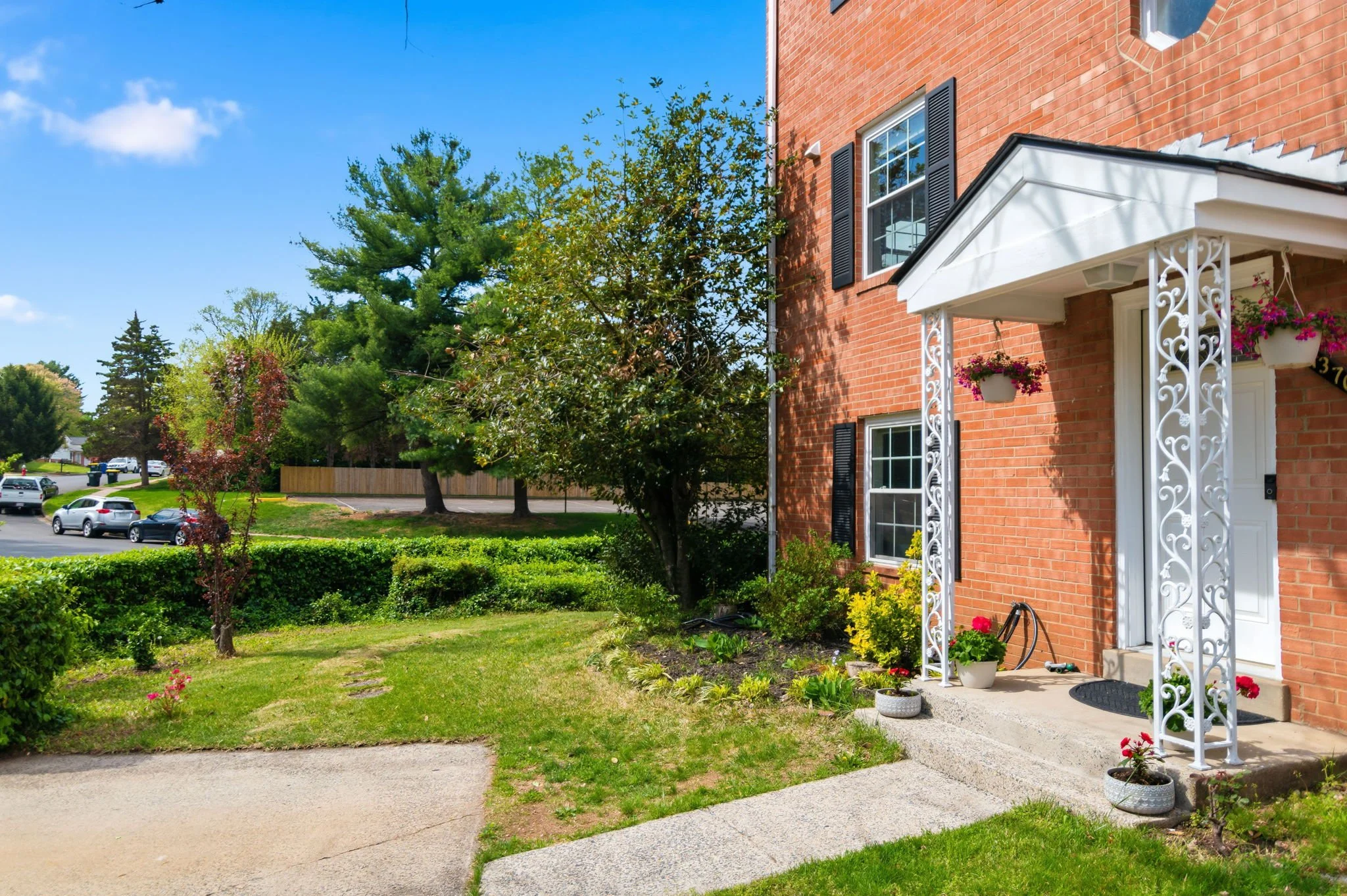 46-samantha-bard-13703-penwith-ct-front-entry-portico-flower-beds-chantilly-va-20151.jpg