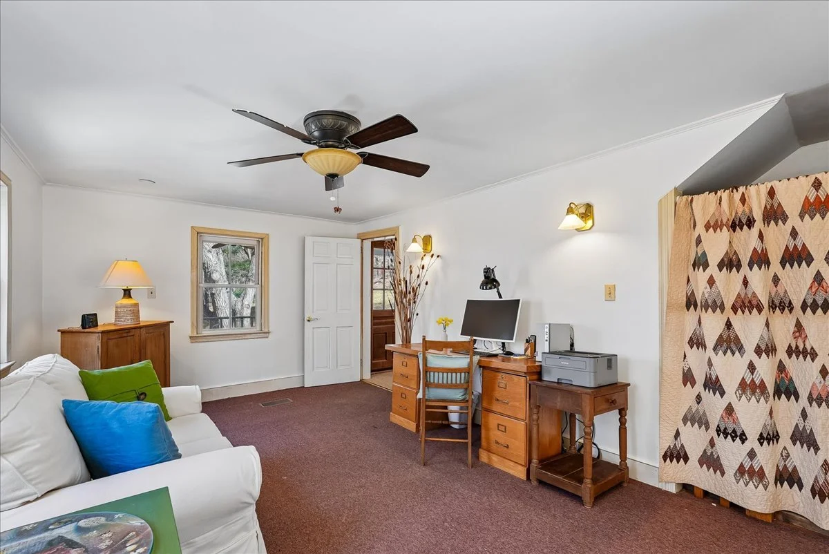 44-samantha-bard-13064-furnace-mountain-rd-bonus-room-office-area-lovettsville-va-20180.jpg
