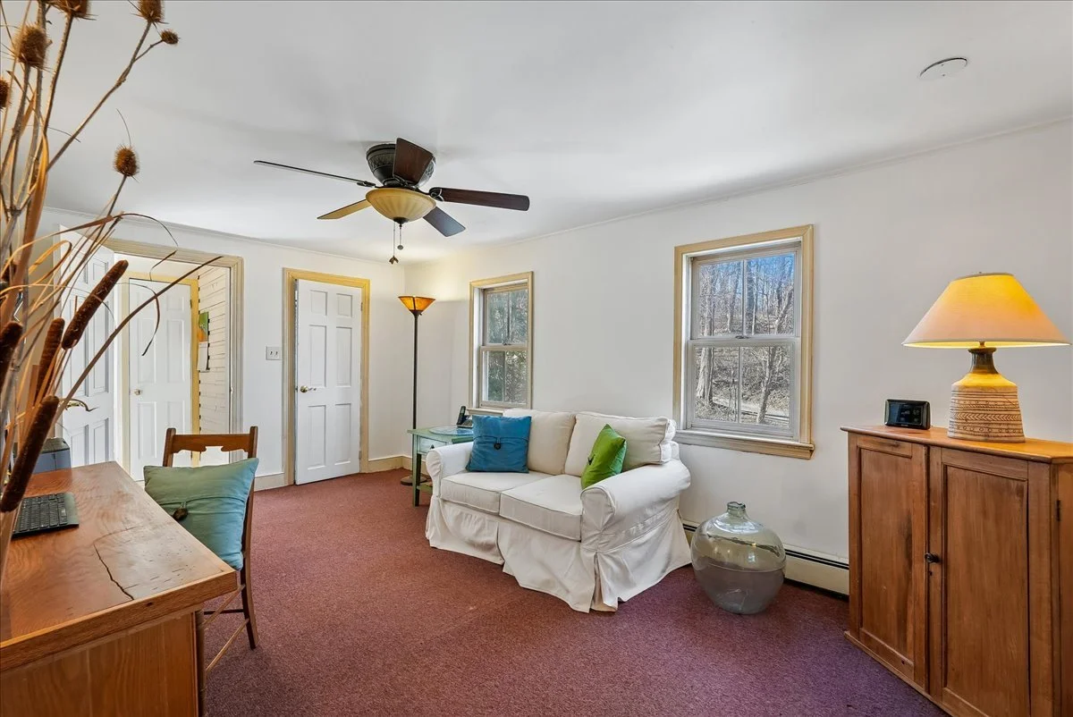 42-samantha-bard-13064-furnace-mountain-rd-bonus-room-carpet-windows-lovettsville-va-20180.jpg