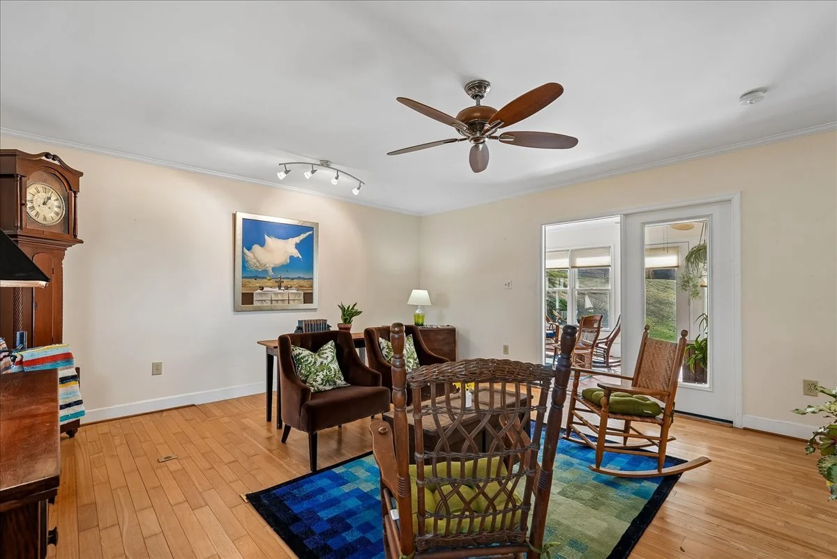 24-samantha-bard-13064-furnace-mountain-rd-living-room-sunroom-access-lovettsville-va-20180.jpg