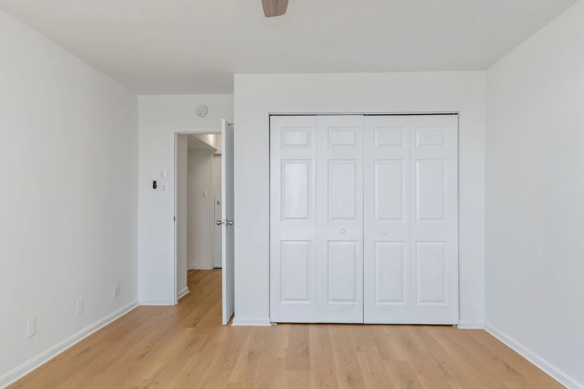 24-samantha-bard-301-n-beauregard-st-unit-902-bedroom-three-bifold-closet-alexandria-va-22312.jpg