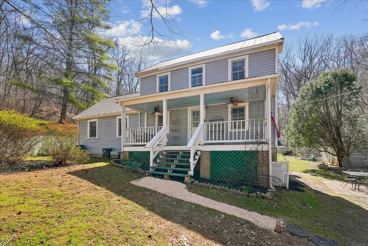 02-samantha-bard-13064-furnace-mountain-rd-front-exterior-gravel-driveway-lovettsville-va-20180.jpg