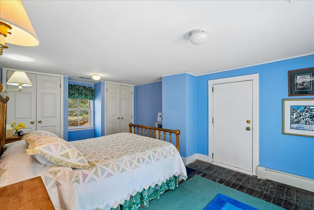47-samantha-bard-13064-furnace-mountain-rd-primary-bedroom-dual-closets-lovettsville-va-20180.jpg