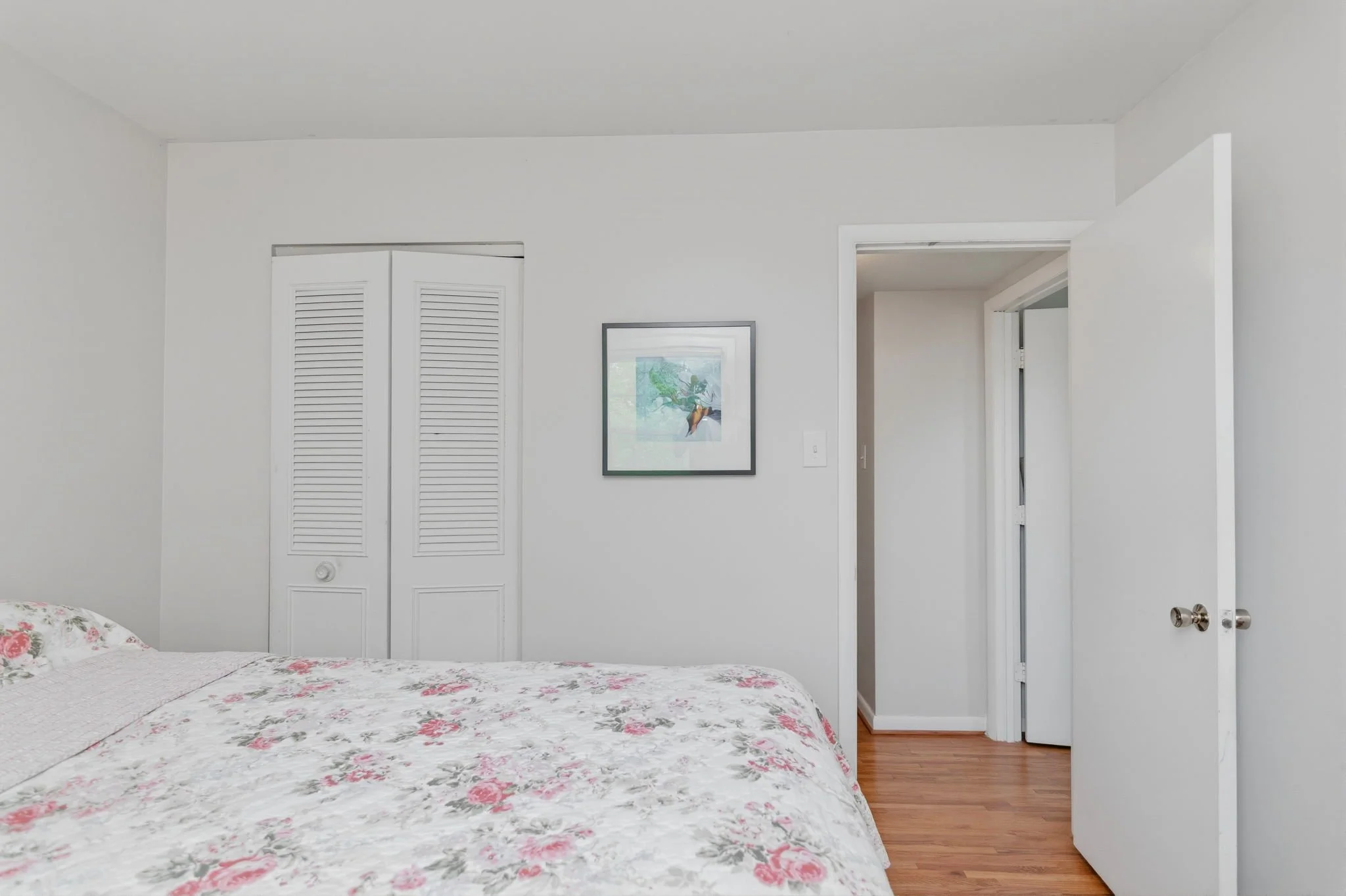 20-samantha-bard-13703-penwith-ct-bedroom-two-closet-alternate-angle-chantilly-va-20151.jpg