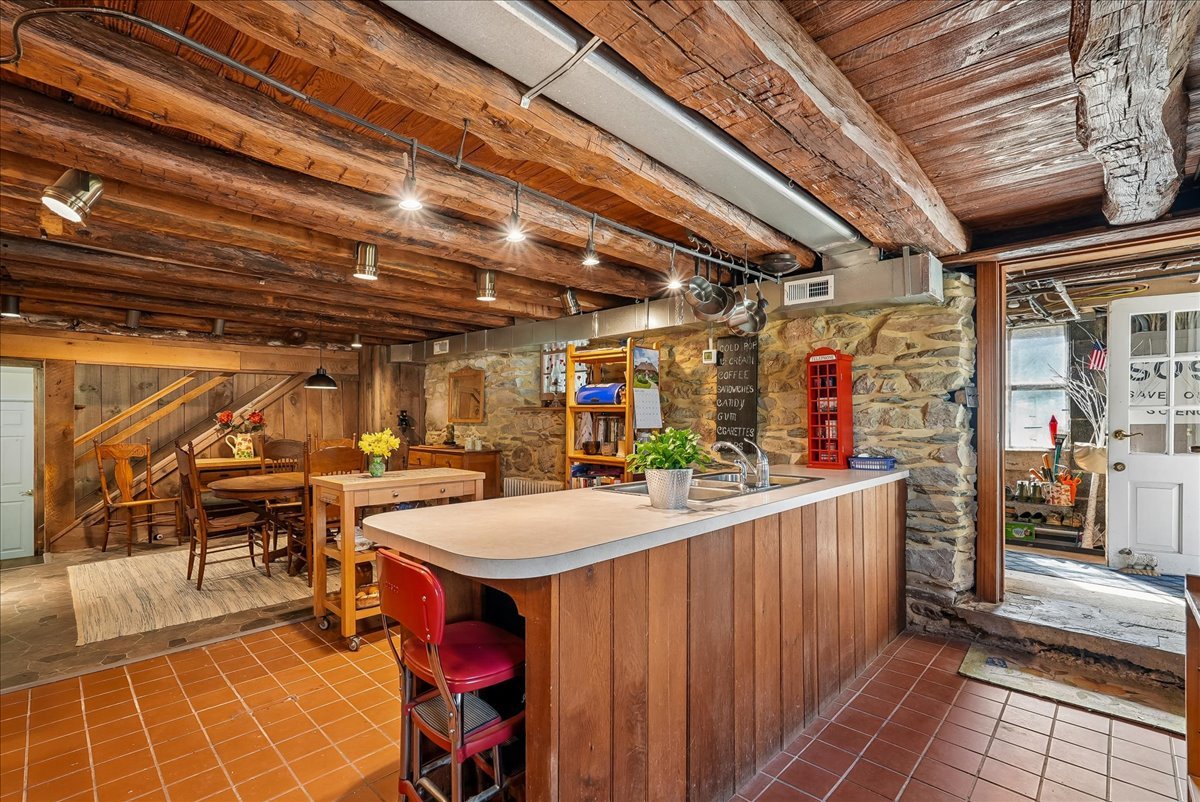 28-samantha-bard-13064-furnace-mountain-rd-kitchen-open-dining-stone-lovettsville-va-20180.jpg