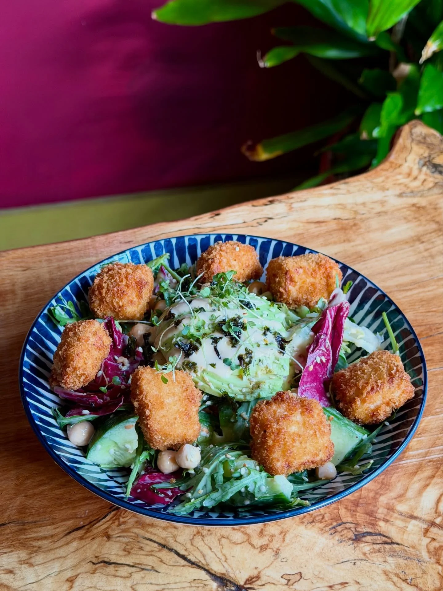 Lunch Special 🌱

Crispy panko crumbed tofu, smashed cucumber, chickpeas, avocado &amp; miso sesame dressing🍴
