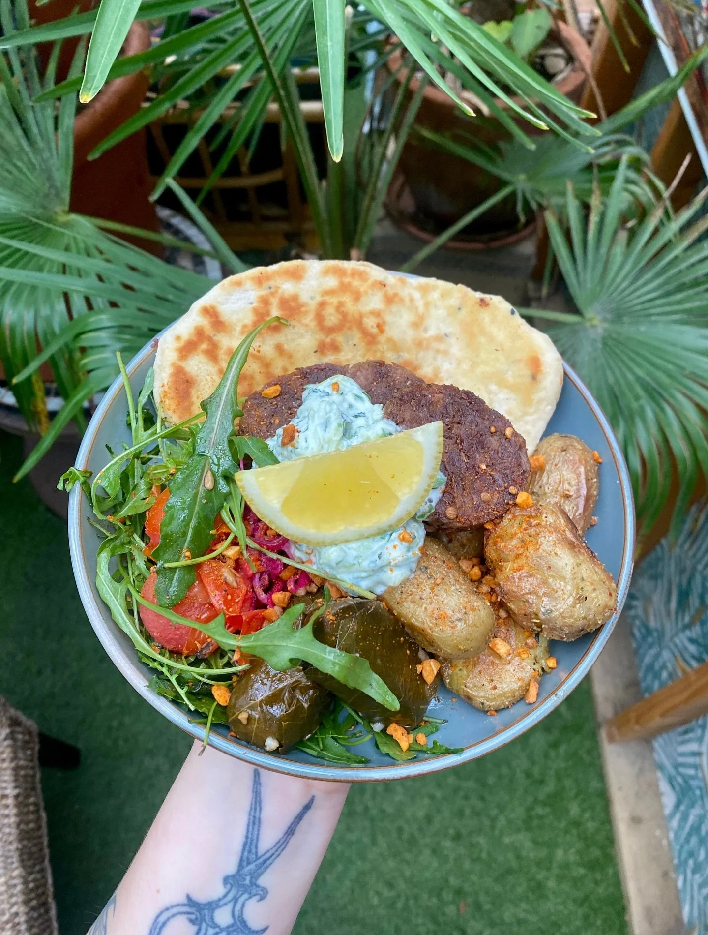 Lunch Special: Slow cooked pulled Lamb shoulder✨

Served with yoghurt flat bread, roast Oregano potatoes, stuffed vine leaf, Tzatziki &amp; salad 🌱