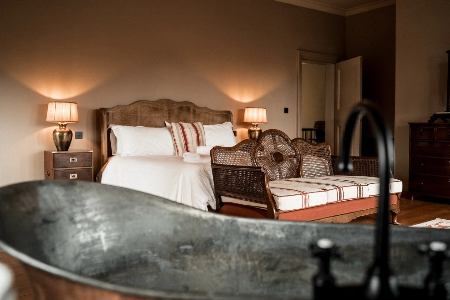 Tactile luxury. Organic cotton and the softest light for restorative rest.

#TactileLuxury #OrganicCotton #SlowStay #interiordetails