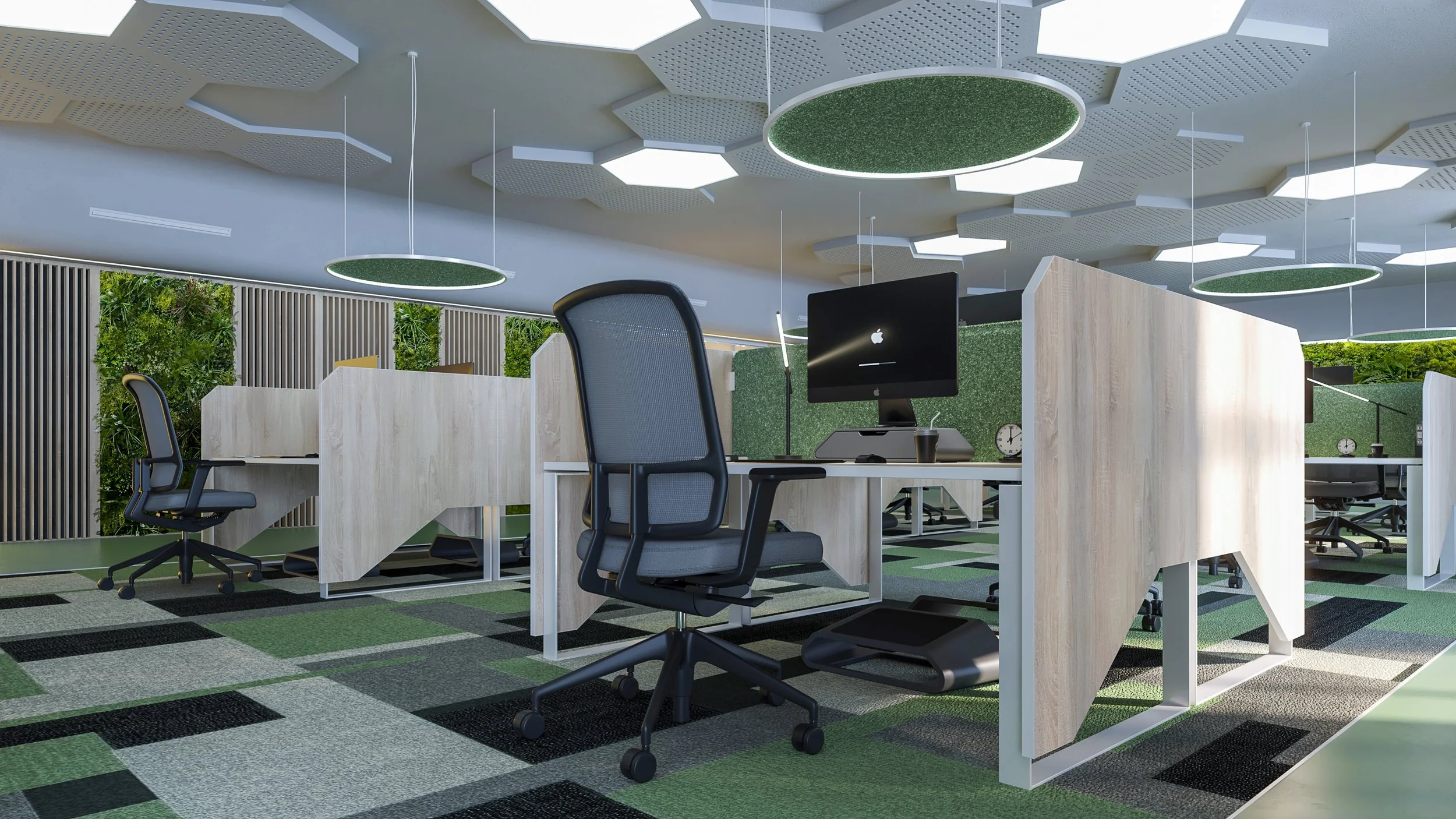Ufficio moderno con scrivanie in legno, sedie ergonomiche, monitor, pareti verdi e soffitto con luci geometriche.