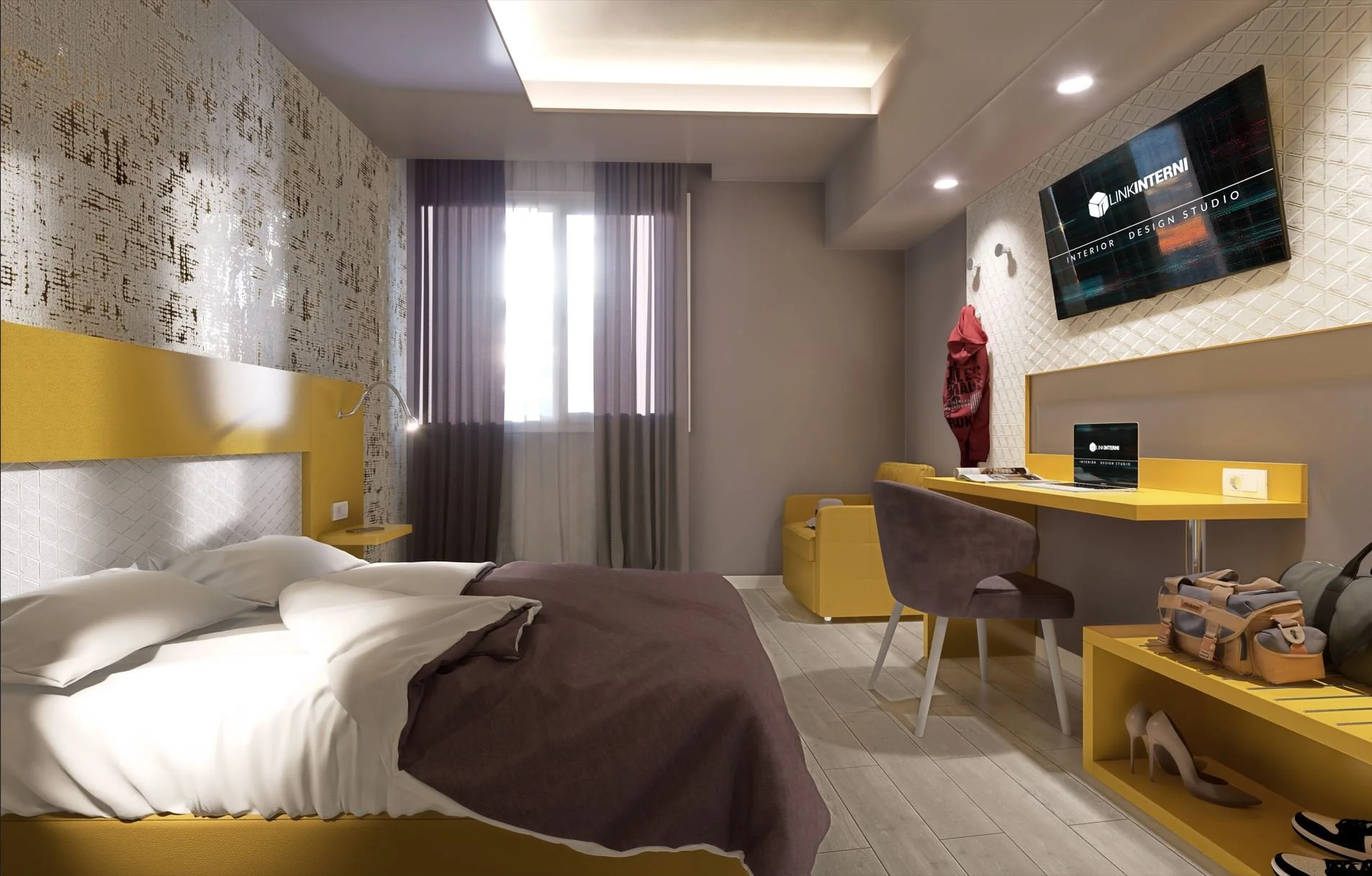 Camera moderna con pareti decorate, letto con lenzuola bianche e coperta marrone, finestra con tende leggere, scrivania gialla con un laptop, sedia grigia, televisore montato sulla parete, cassetta da viaggio, poltrona gialla, pareti decorate con mot