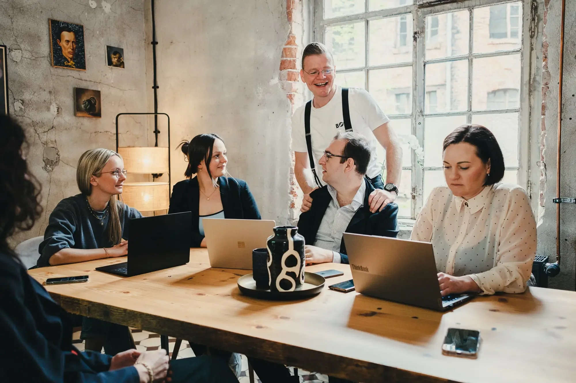 Foto: MICE DESK Mitarbeiter Besprechung. Gruppenfoto  von fünf Personen, beispielhafte Darstellung mit echten Mitarbeitern.