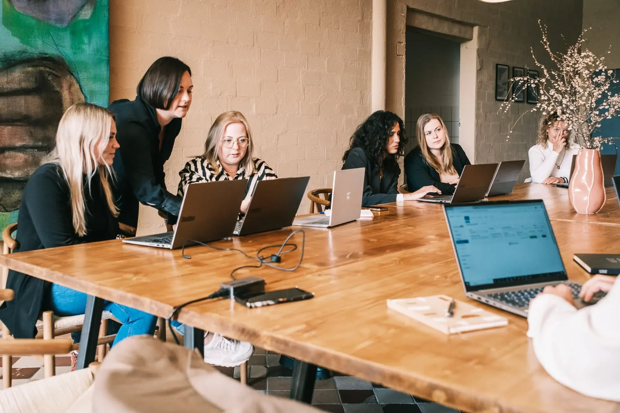 Foto: MICE DESK Mitarbeiter bei einer Besprechung. Totale in Arbeitsumgebung, wirkliche Mitarbeiter.