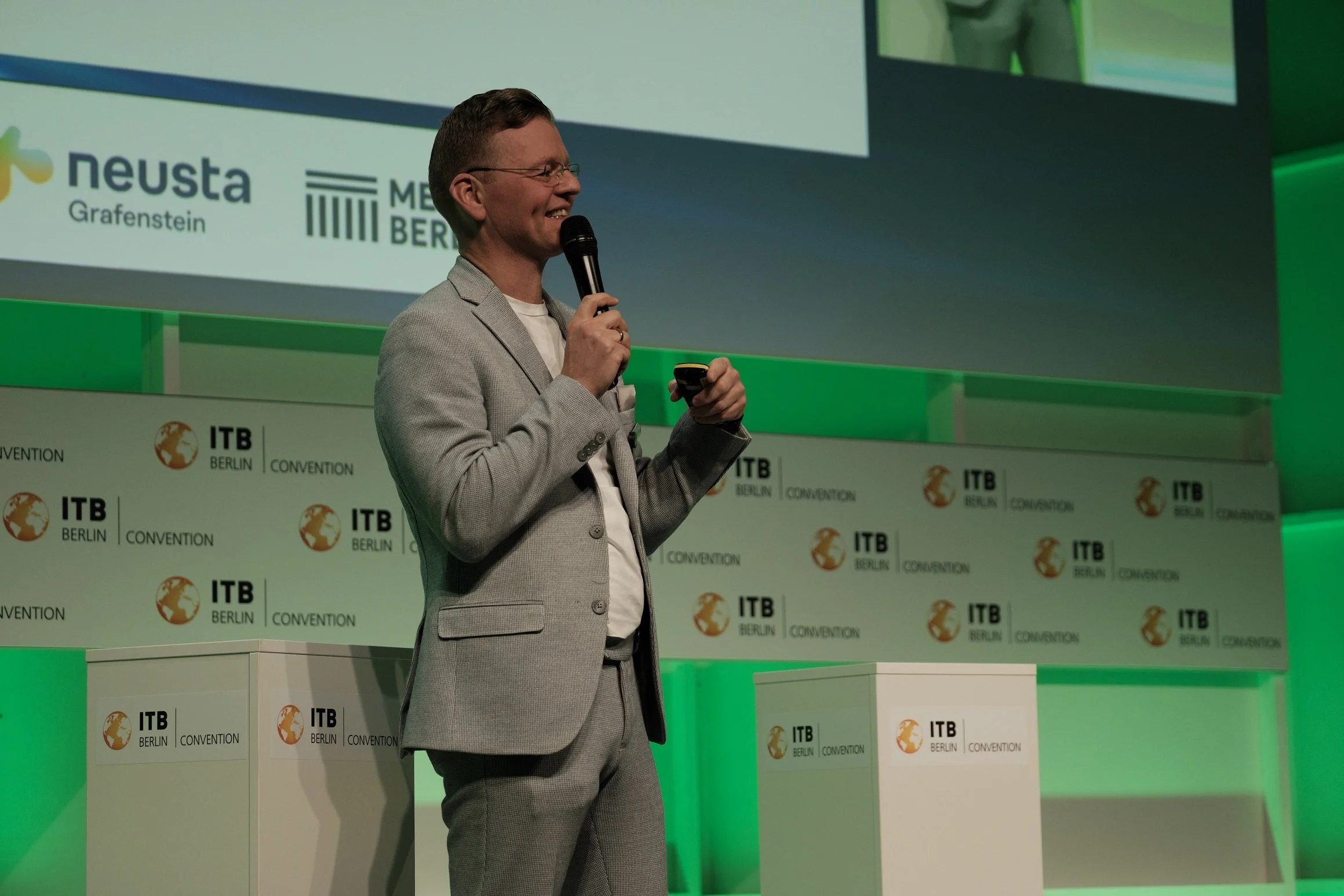 Bernd Fritzges presenting the MICE Benchmark Report 2025 on offer quality and response times at ITB Berlin