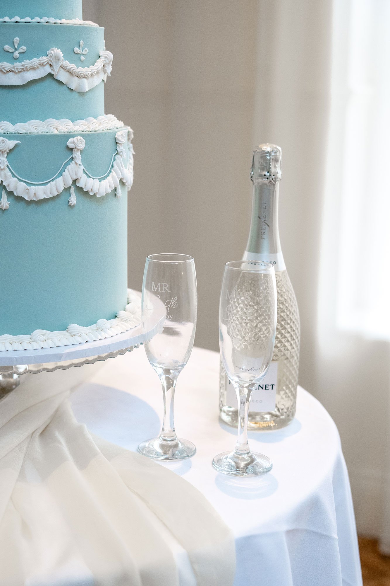 Persoanlised wedding cake details