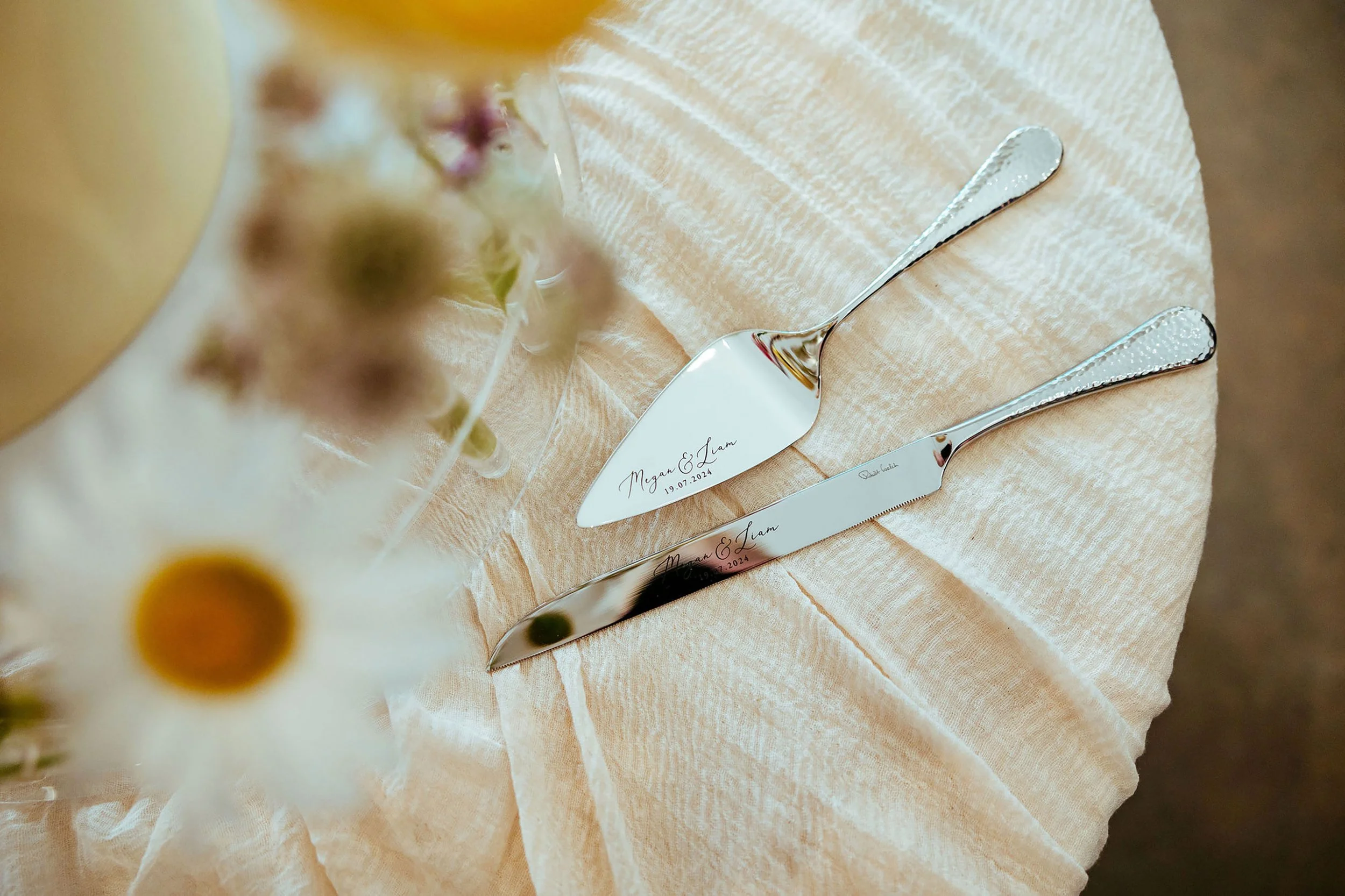 Persoanlised wedding cake details