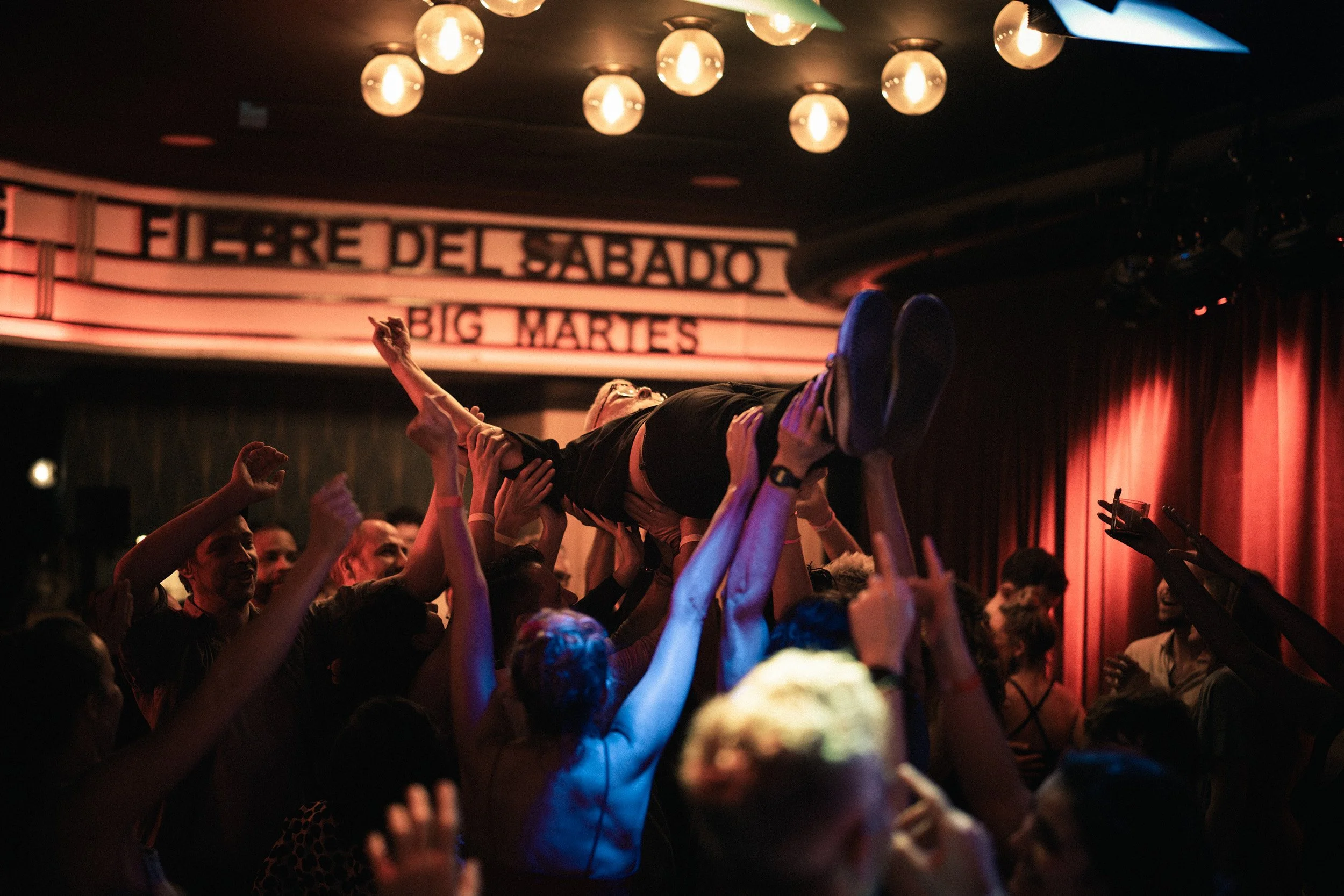 Un hombre hace crowdsurfing en un concierto