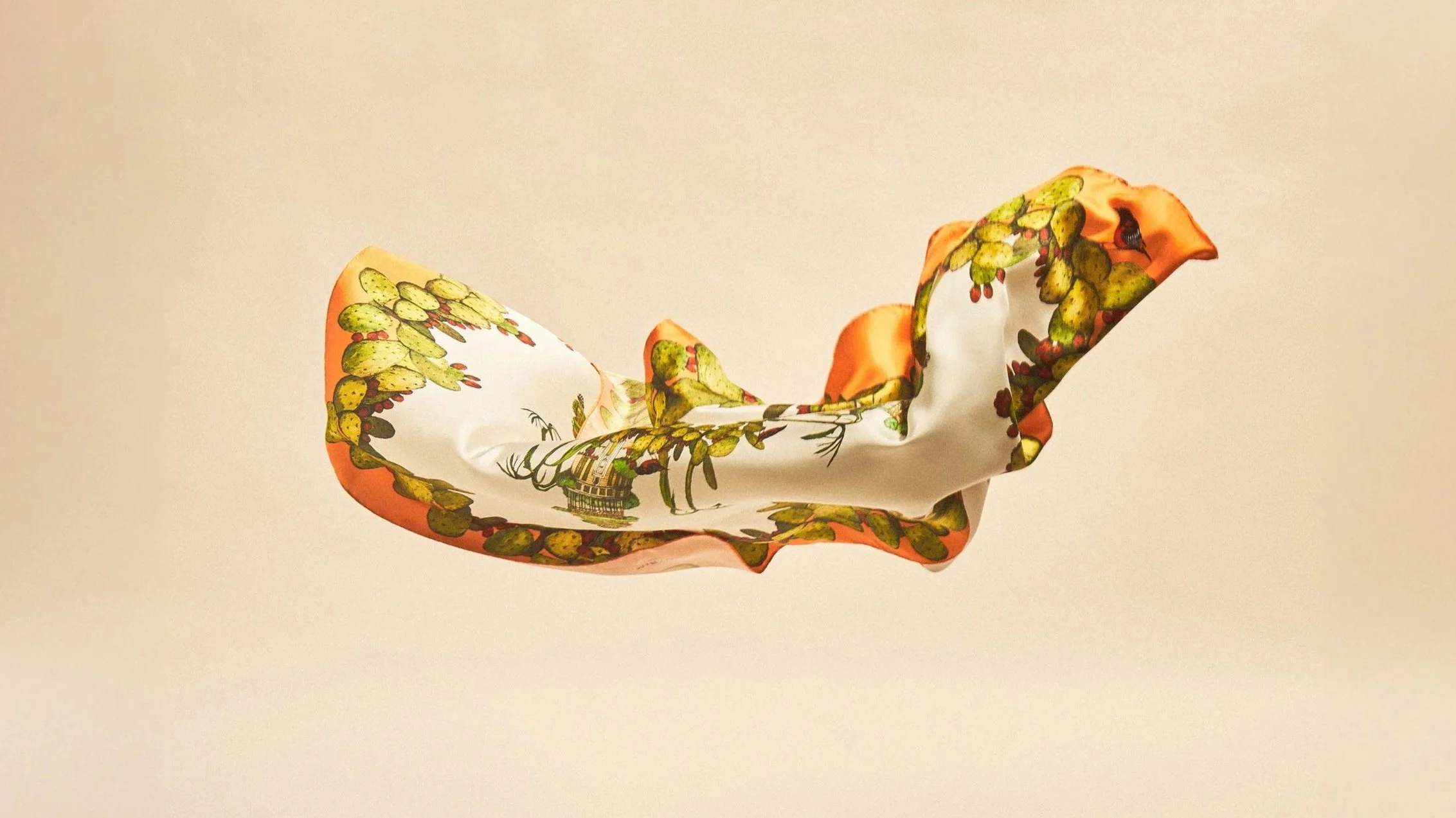 Fotografía de producto de un pañuelo de seda volando