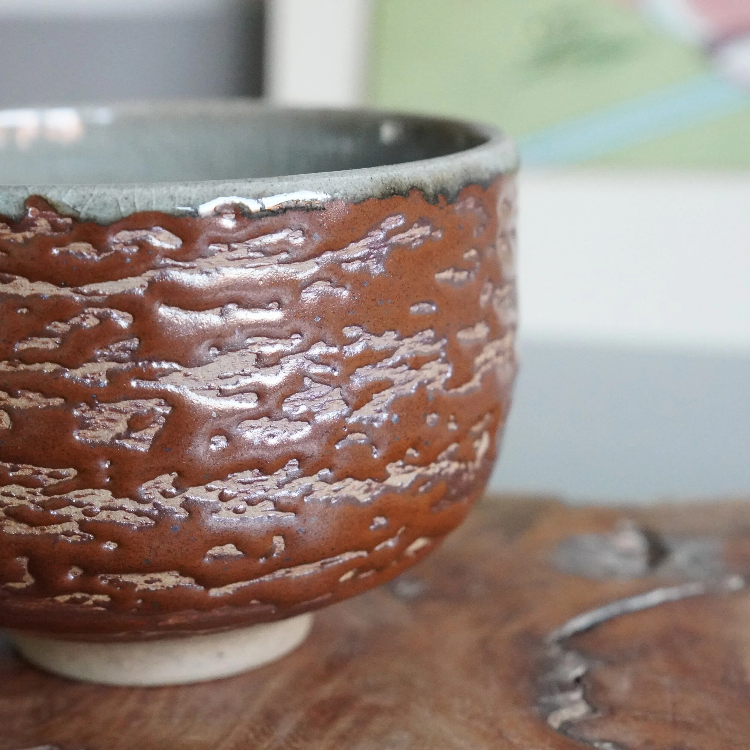 Matsukawa pine bark glaze texture on Inuyama-yaki chawan, thick amber brown glaze pooling over bare clay, Ōsawa Kyūjirō Tōen