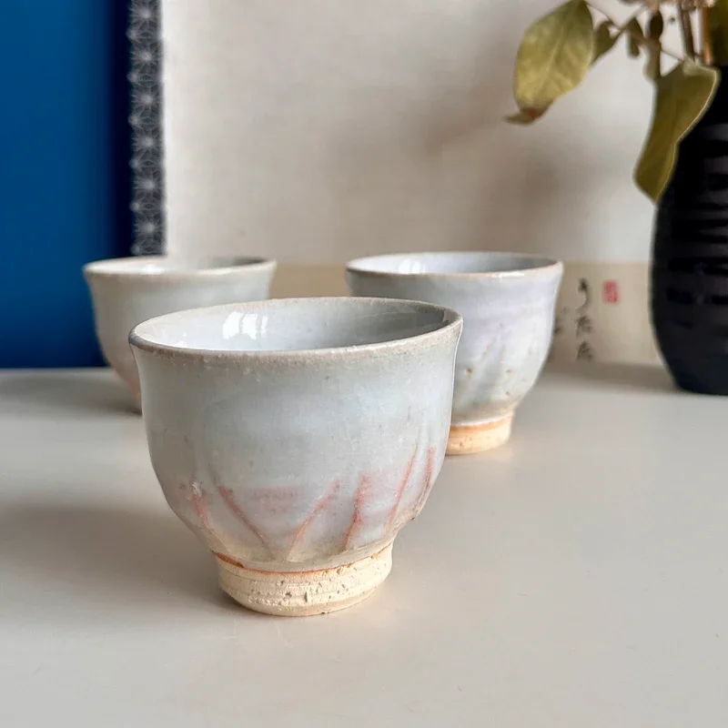 Set van 3 handgemaakte Japanse Wabi-Sabi kopjes (Yunomi) zachte ash-glaze met roze kiln-effects