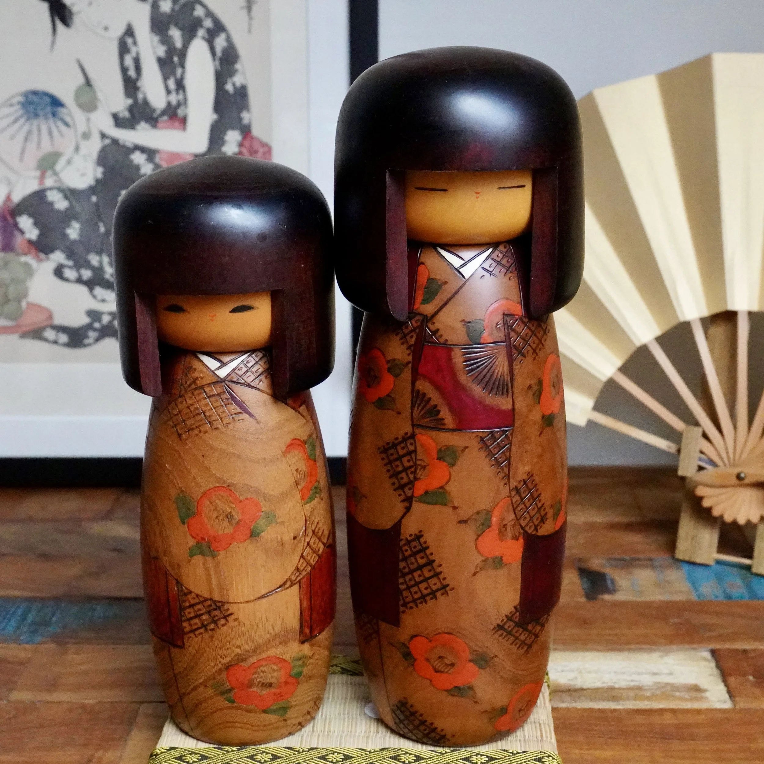 Large sōsaku kokeshi pair with tsubaki camellia and kimono, Usaburo studio by Yuji Okamoto, Shōwa period
